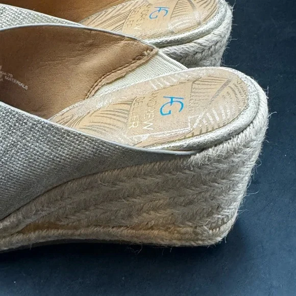 Andrew Geller Gold Fabric Open Toe Slip On 3” Wedge Heel Sandal Women’s Size 8 - Picture 2 of 16
